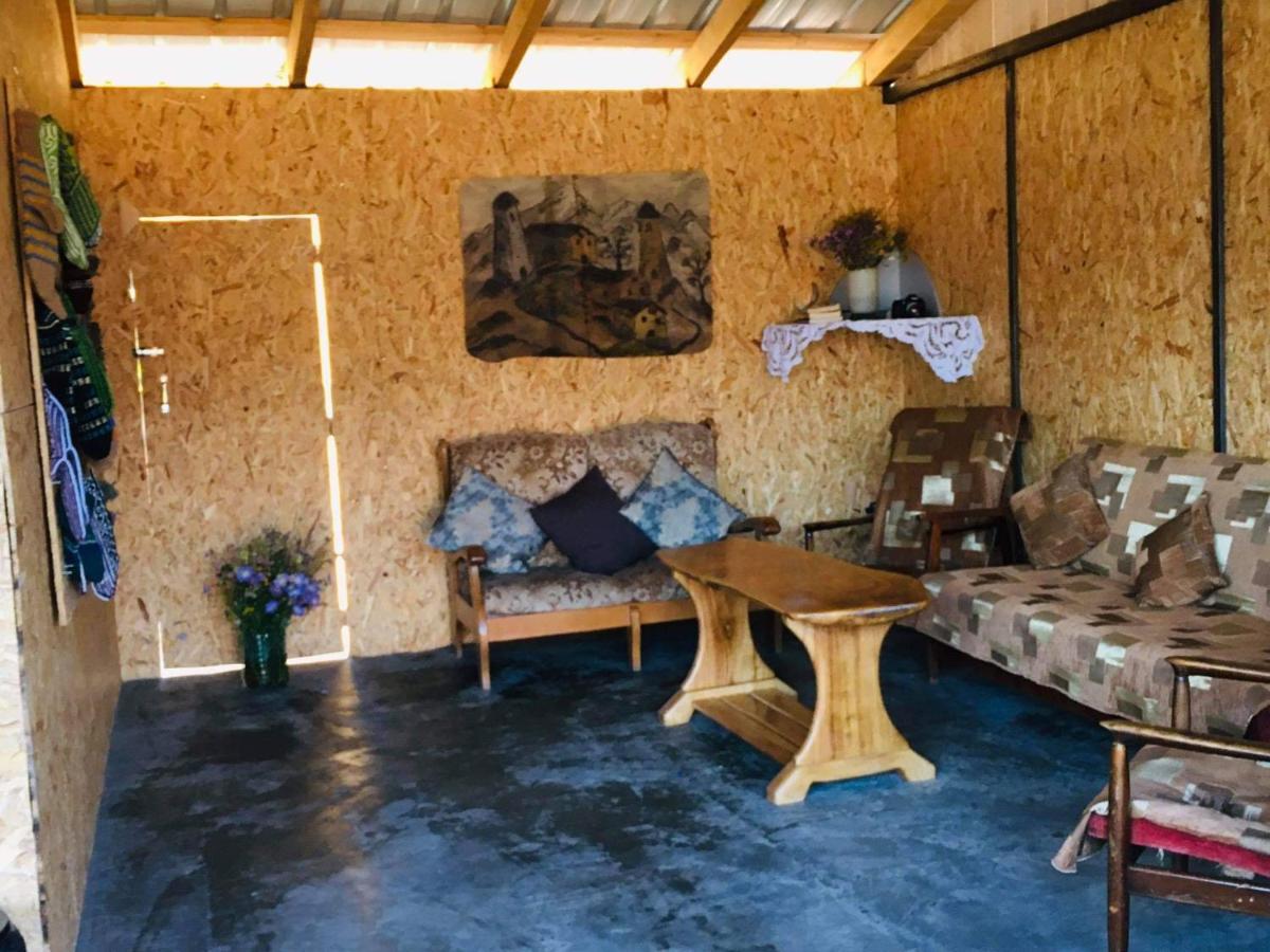 Guesthouse Omalo Bagian luar foto